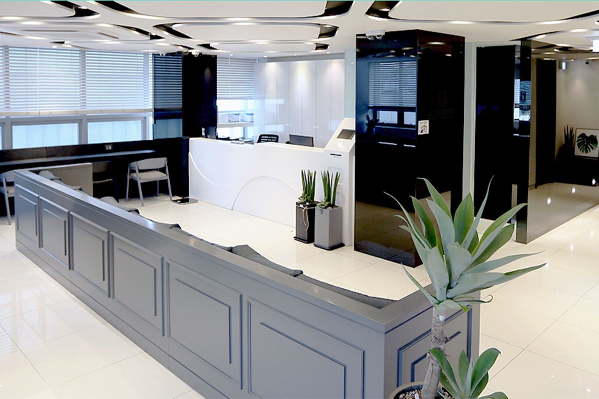 깨끗하고 현대적인 인테리어의 한국 서울 명동에 위치한 더끌림 클리닉 공동 공간 및 리셉션 에리어입니다. 상담 및 예약이 이루어지는 클리닉 입구의 우아하고 세련된 디자인을 보여주고 있습니다.