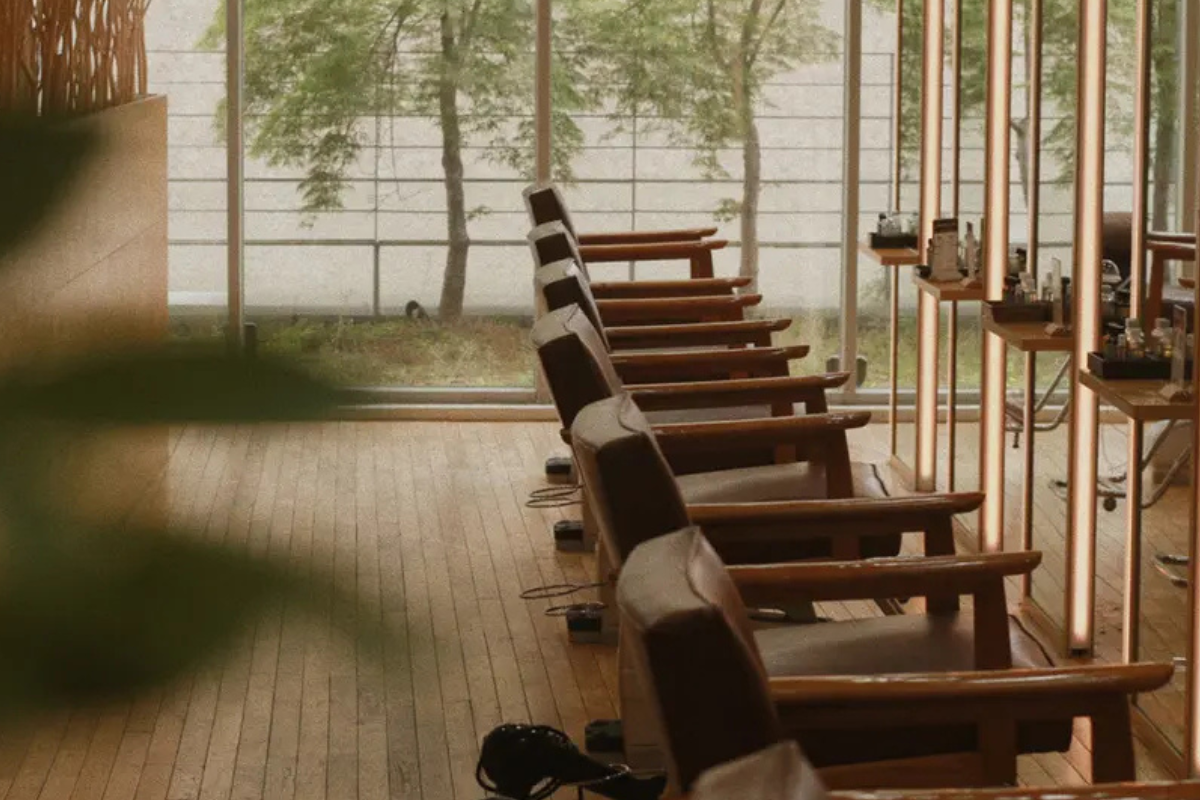 RARIEN美容院內景觀,現代與自然結合的設計風格,提供放鬆的美髮體驗。