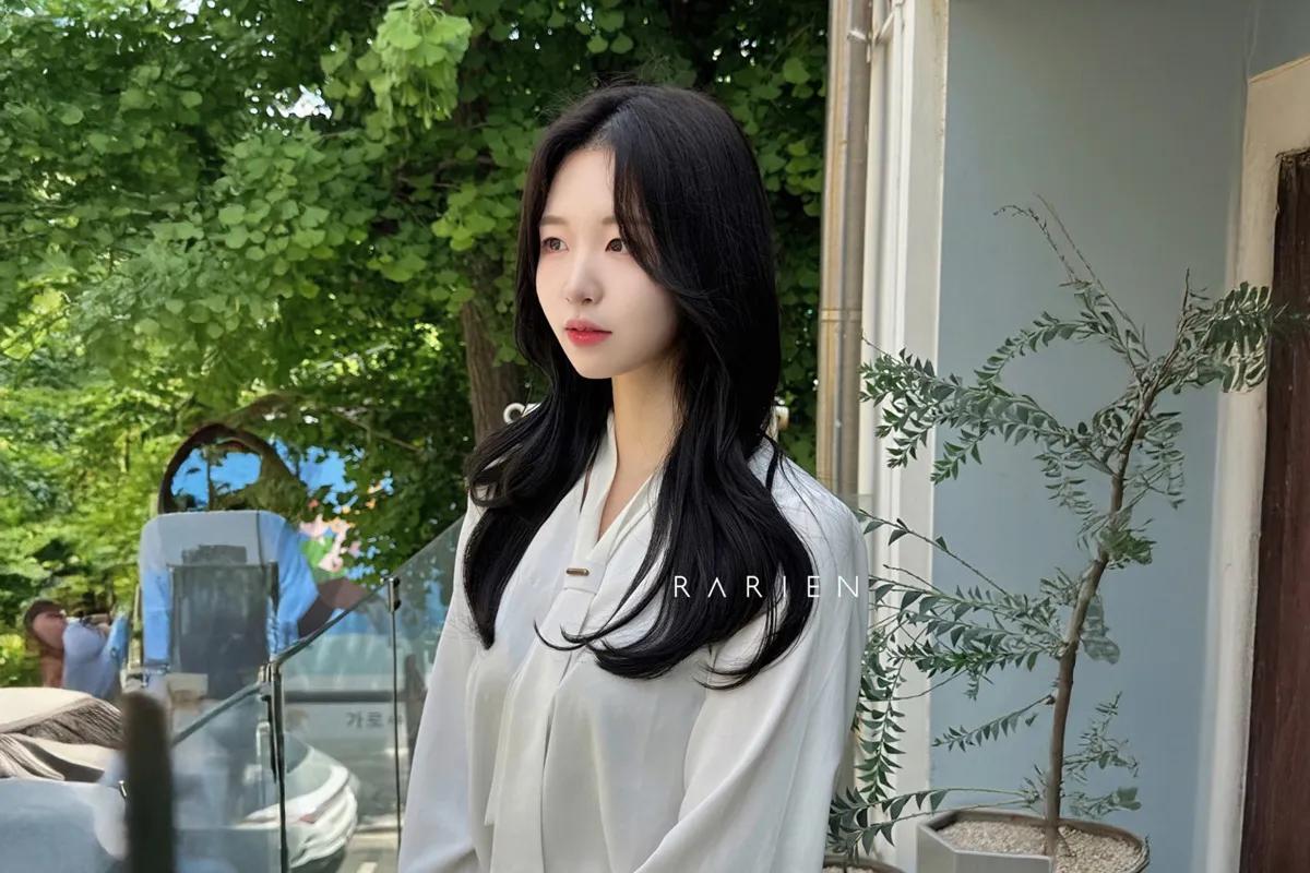 RARIEN使用純素產品進行美容美髮服務的圖片,展示自然護理的選擇。