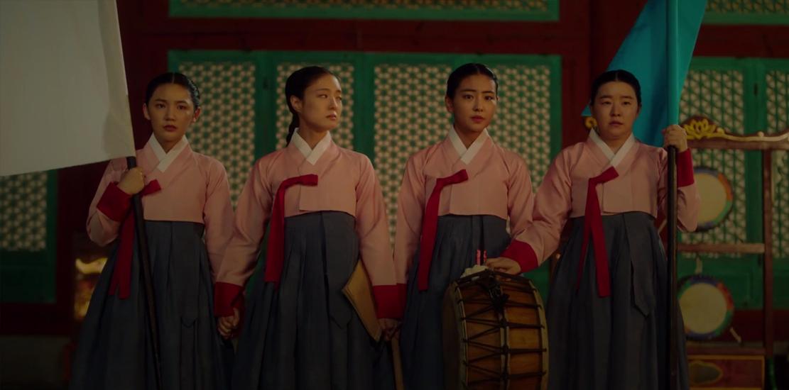 韓國 推薦 踩點 衣袖紅鑲邊