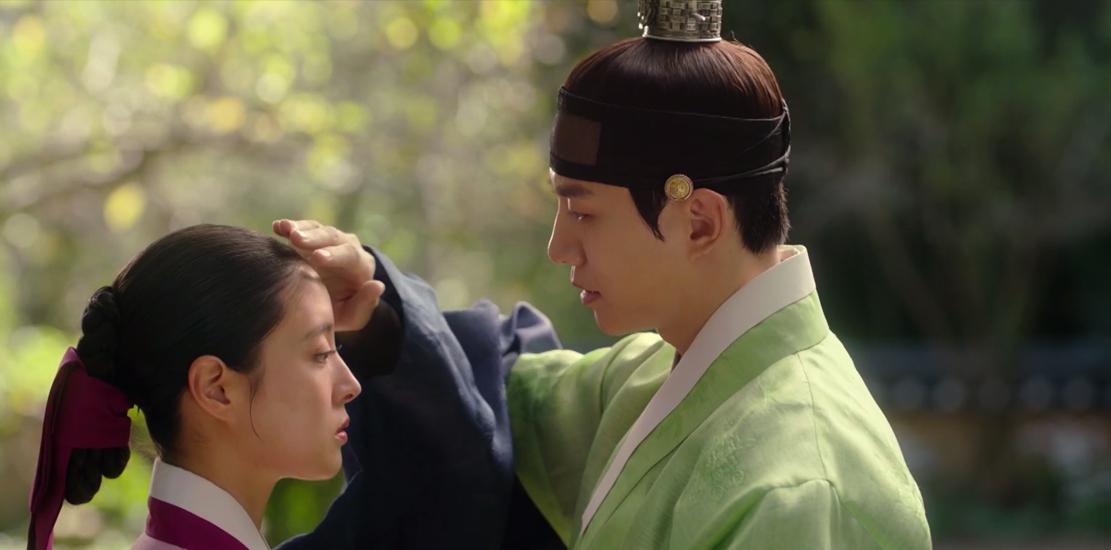 韓國 衣袖紅鑲邊 踩點