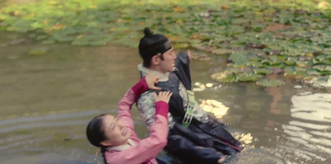 衣袖紅鑲邊 踩點