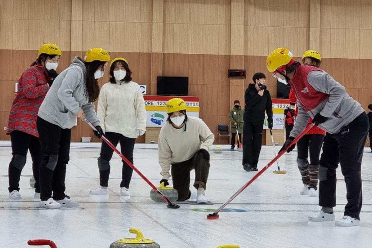 Curling competition at Welli Hilli Park 