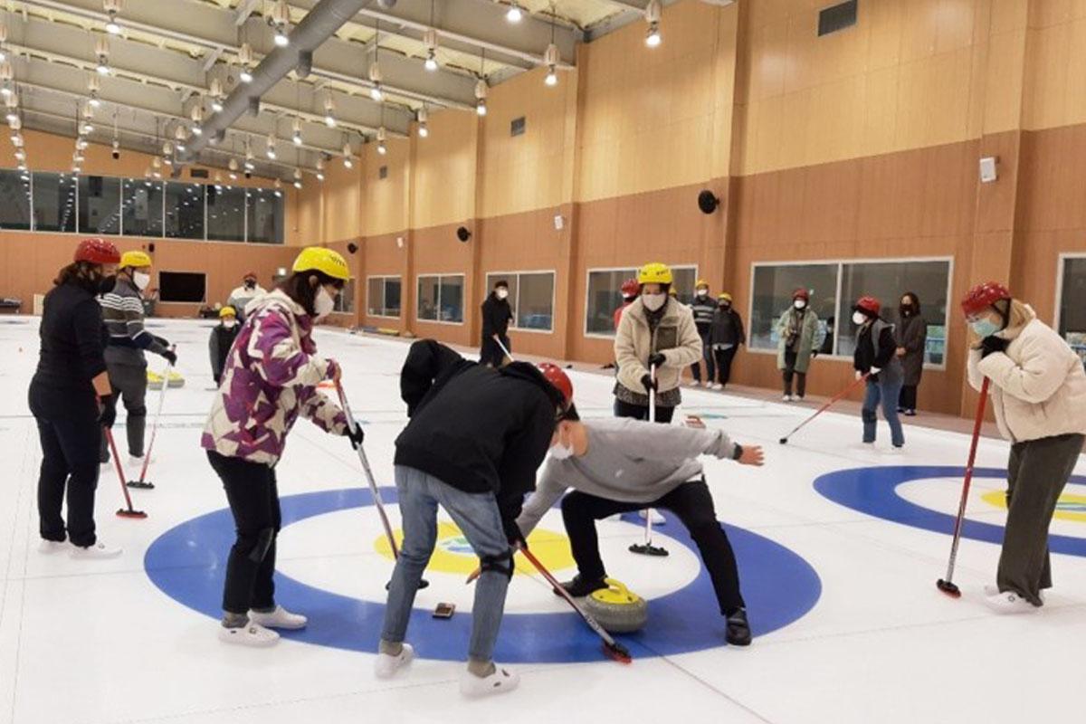 Curling competition at Welli Hilli Park 