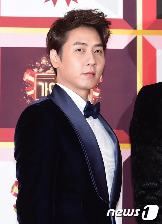 SHINHWAのアンディがタキシードを着てニュースイベントに出席、結婚を発表というニュースの写真 © News1