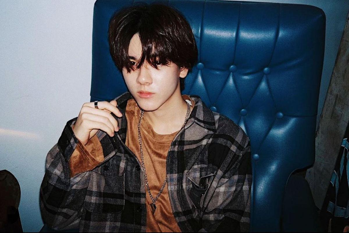 ยอร์ช ยงศิลป์ หนุ่มเทรนนีจาก Trainee A สวมเสื้อแจ็คเก็ตร่วมสมัยถ่ายเซลฟี่ในห้องน้ำ