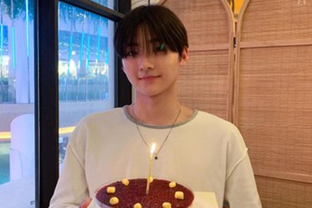 ซังวอน นักเต้นและออกแบบท่าเต้นใน Trainee A ถือเค้กปอนด์รสช็อกโกแลตตรงหน้า