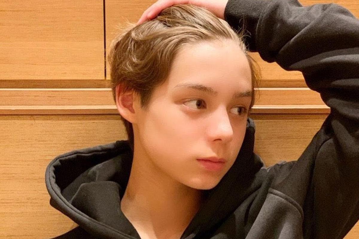 เจเจ นักเต้นจาก Trainee A สวมเสื้อสเวตเตอร์สีดำและต่างหูแฟชั่น