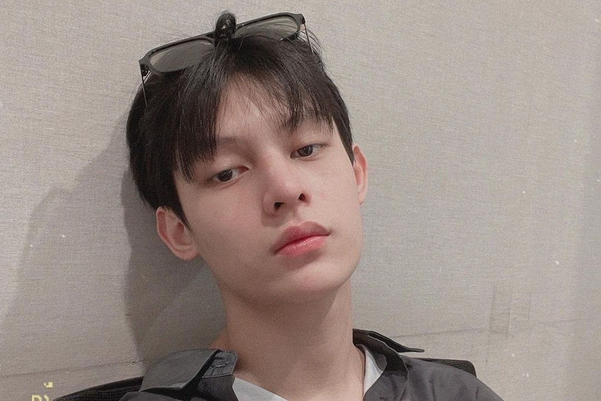 เจมส์ หนุ่มเทรนนีไทย-จีนใน Trainee A สวมแว่นตาแฟชั่น