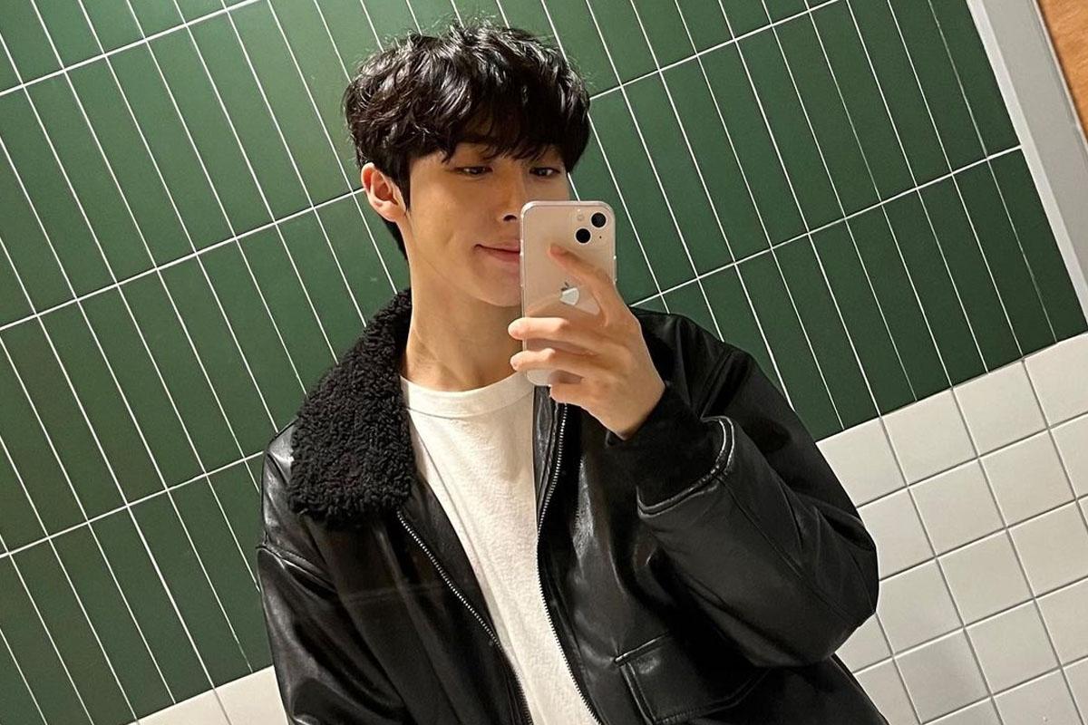 อูชาน นักแรปจาก Trainee A จับศีรษะตัวเองขณะสวมฮู้ดสีดำ