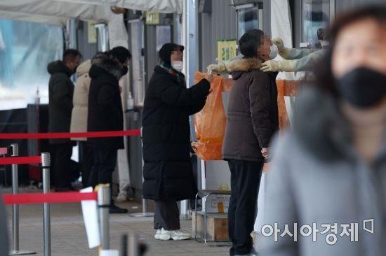 ソウル市庁前の臨時選別検査所で市民が検査を受けている様子。韓国でオミクロン変異株の拡散に伴い、6000人台の新規感染者が発生している。