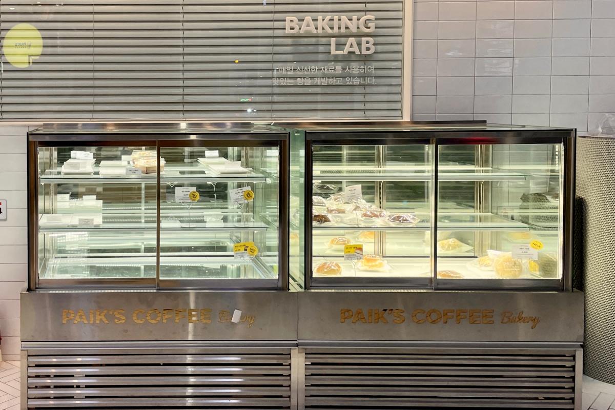 tủ bày bánh kem ở PAIK'S BAKERY chi nhánh ngã tư Sinsa, Hàn Quốc