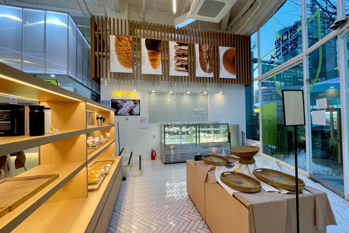 khu trưng bày bánh ở PAIK'S BAKERY chi nhánh ngã tư Sinsa, Hàn Quốc