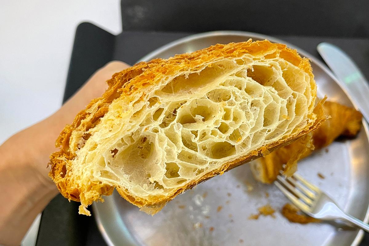 Bánh sừng bò bơ (3,000 won) ở PAIK'S BAKERY chi nhánh ngã tư Sinsa, Hàn Quốc