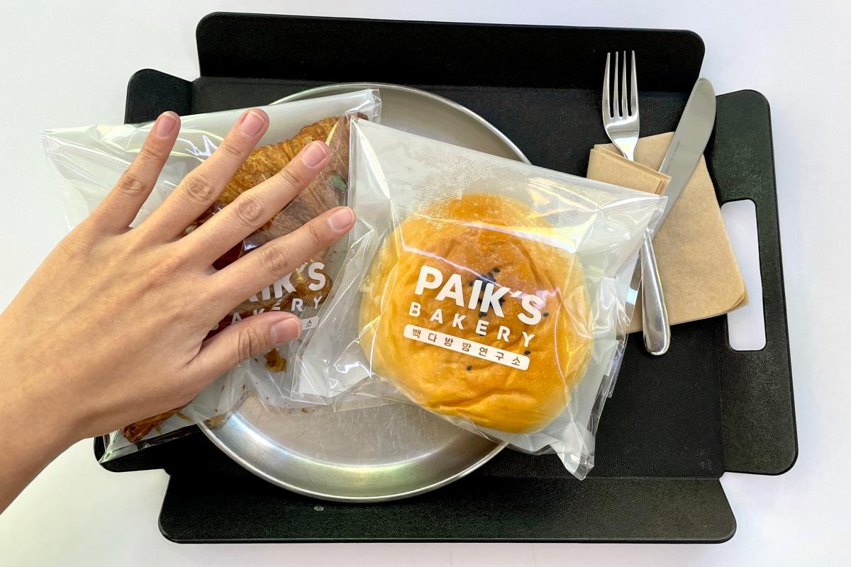 Bánh sừng bò bơ (3,000 won) và Bánh sữa đậu đỏ (2,500 won) ở PAIK'S BAKERY chi nhánh ngã tư Sinsa, Hàn Quốc