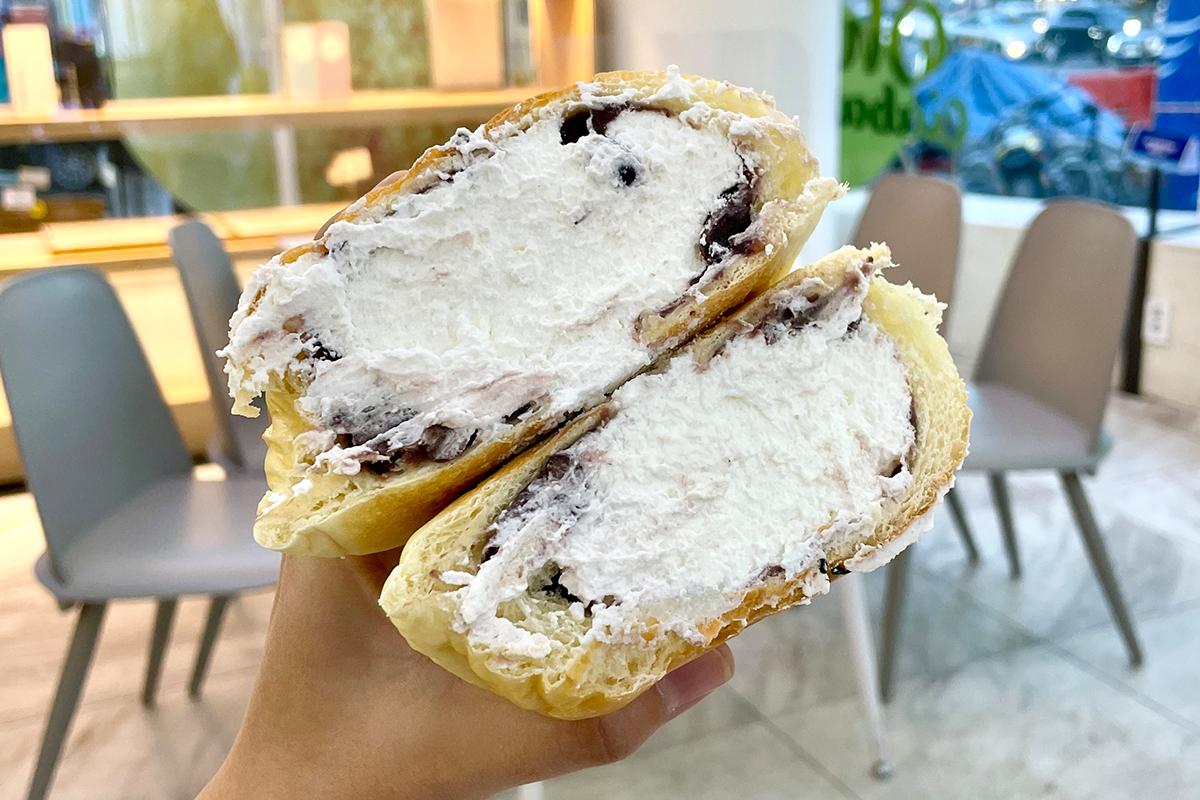  Bánh sữa đậu đỏ (2,500 won) ở PAIK'S BAKERY chi nhánh ngã tư Sinsa, Hàn Quốc