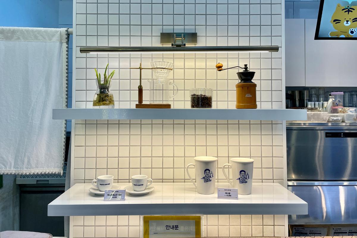 khu bán đồ lưu niệm ở Bánh sừng bò bơ (3,000 won) và Bánh sữa đậu đỏ (2,500 won) ở PAIK'S BAKERY chi nhánh ngã tư Sinsa, Hàn Quốc