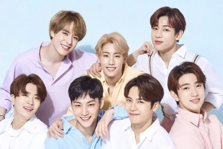 韩国男团GOT7的宣传照，成员们穿着各类轻松色彩的休闲衬衫，展示团体风格。