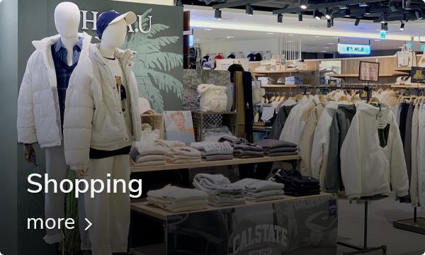 Modegeschäft in der Dongdaemun Shopping District; Modestücke auf Kleiderstangen.