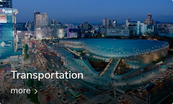 Nachtsicht der Dongdaemun Design Plaza; beleuchtete Luftaufnahme in Seoul, Südkorea.