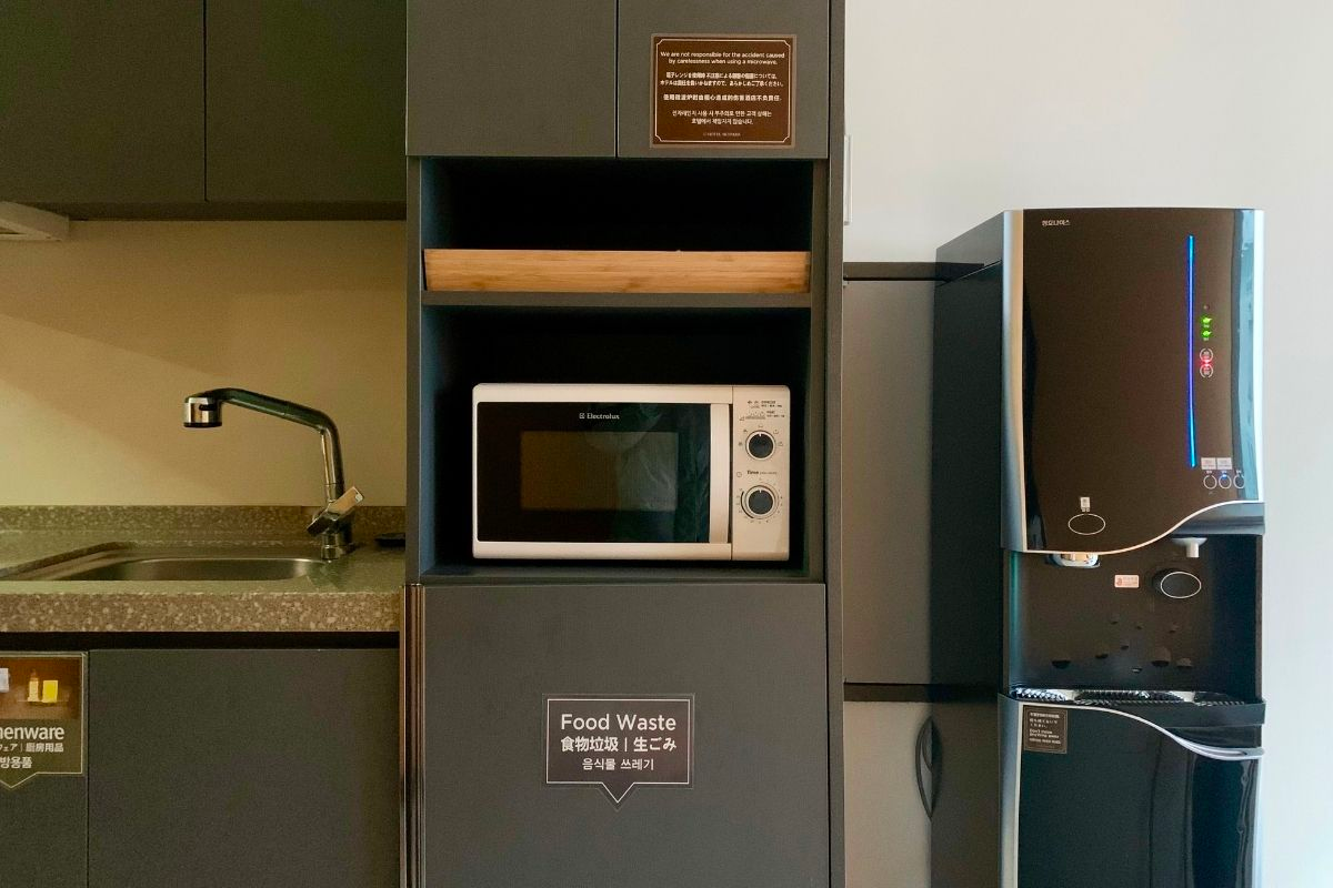 lò vi sóng, máy lọc nước ở bếp chung khách sạn Hotel Skypark Kingstown Dongdaemun