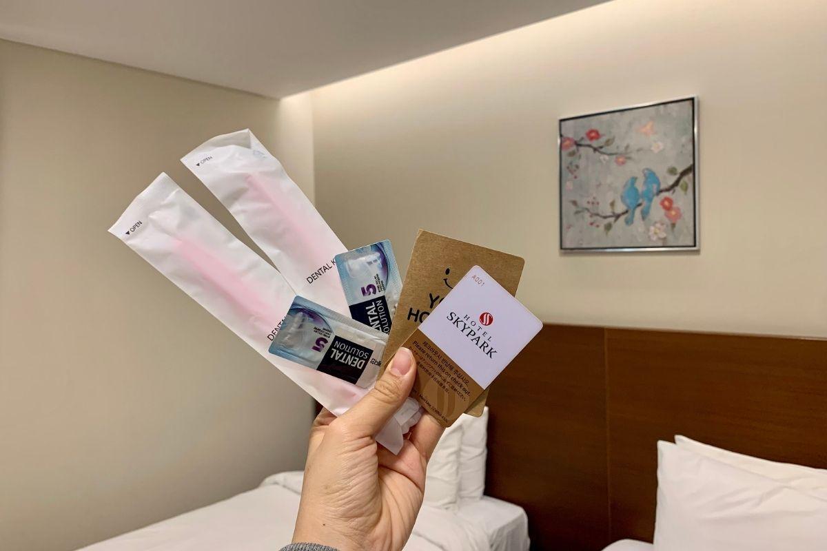 set bàn chải kem đánh răng và chìa khoá khách sạn Hotel Skypark Kingstown Dongdaemun