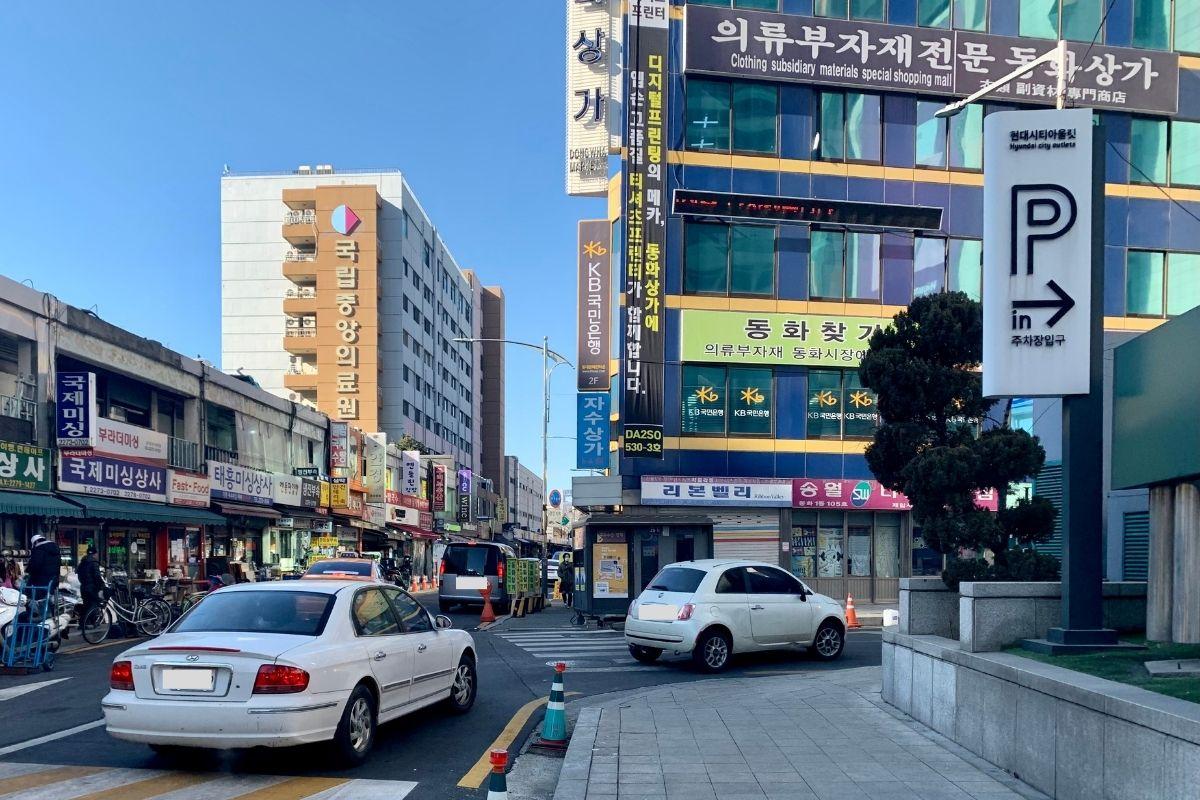 bãi gửi xe của Hyundai city outlets.