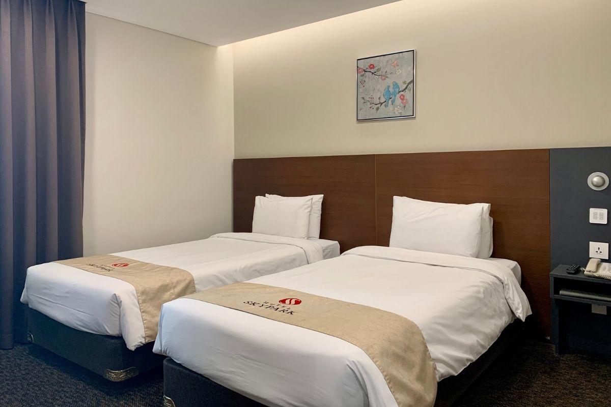 khu vực phòng ngủ với 2 giường ở khách sạn Hotel Skypark Kingstown Dongdaemun