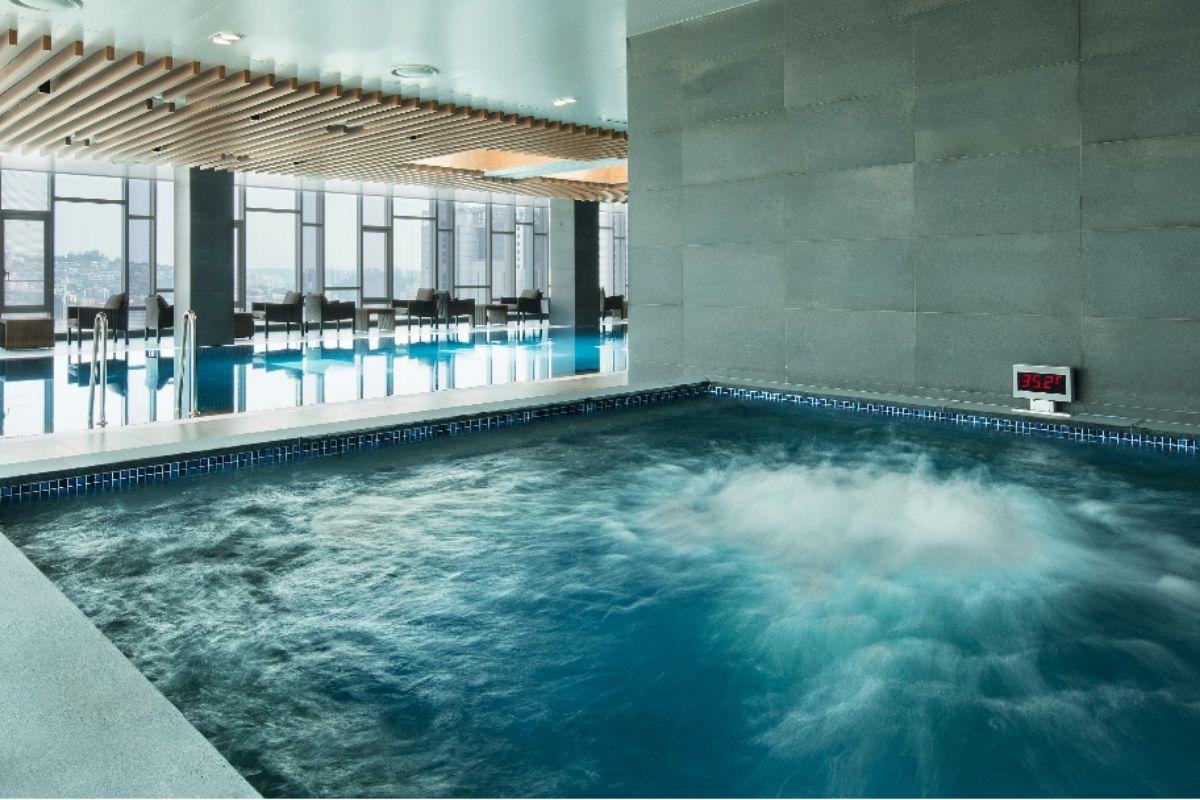 bể bơi trong nhà ở Novotel Ambassador Seoul Dongdaemun Hotels & Residences 노보텔 앰배서더 서울 동대문 호텔＆레지던스