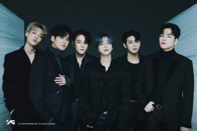 グループiKONのメンバーである6人がスタイリッシュな黒の衣装を着て、シックな雰囲気を演出しているスタジオ撮影の写真