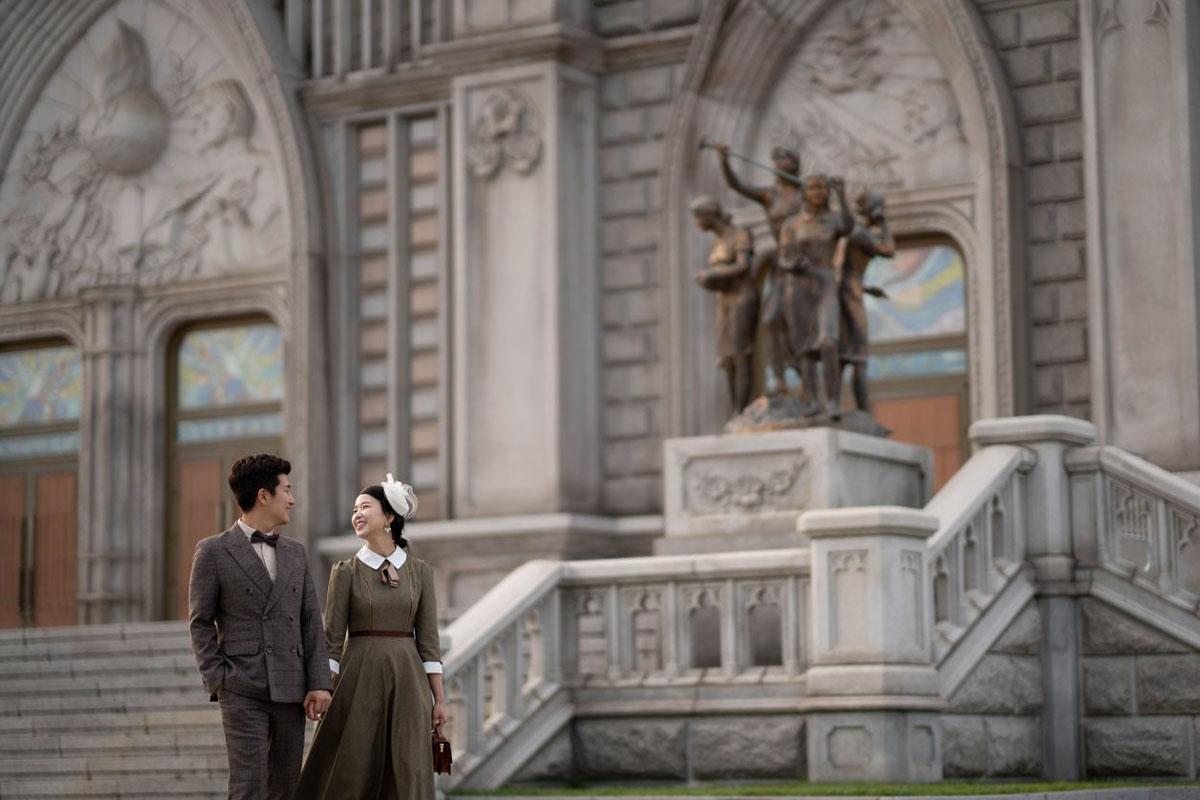 คู่รักถ่ายภาพในชุดสไตล์โบราณที่ด้านนอก Bukchon Hanok Village