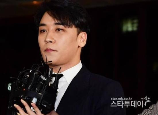 V.I、グループBIGBANG元メンバー、軍事裁判で1年6ヶ月の懲役判決、カメラを手に持ったスーツ姿