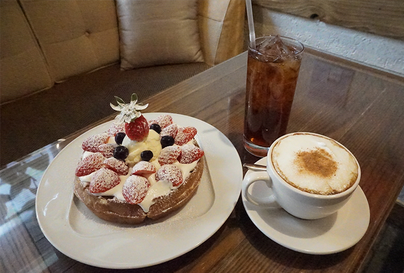 đồ uống và bánh waflle ở Cafe Coin chi nhánh số 1, Myeongdong
