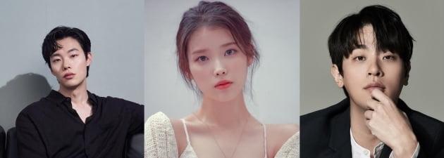 リュ·ジュンヨル、イ·ジウン、パク·ジョンミンが並んで座っている写真。「マネーゲーム」の出演者が並び、プロモーション用に撮影されたもの。パク·ジョンミンの特徴的な黒いジャケットが目を引く。