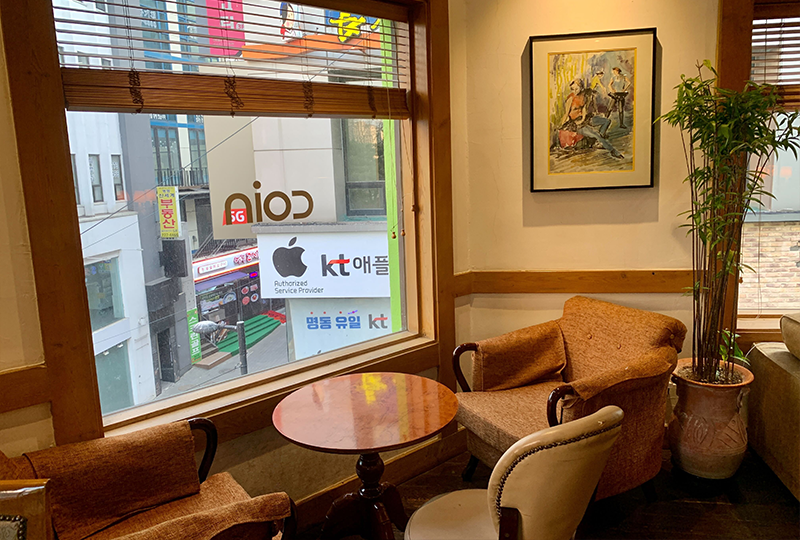 bàn ghế bên cửa sổ ở Cafe Coin chi nhánh 2, Myeongdong