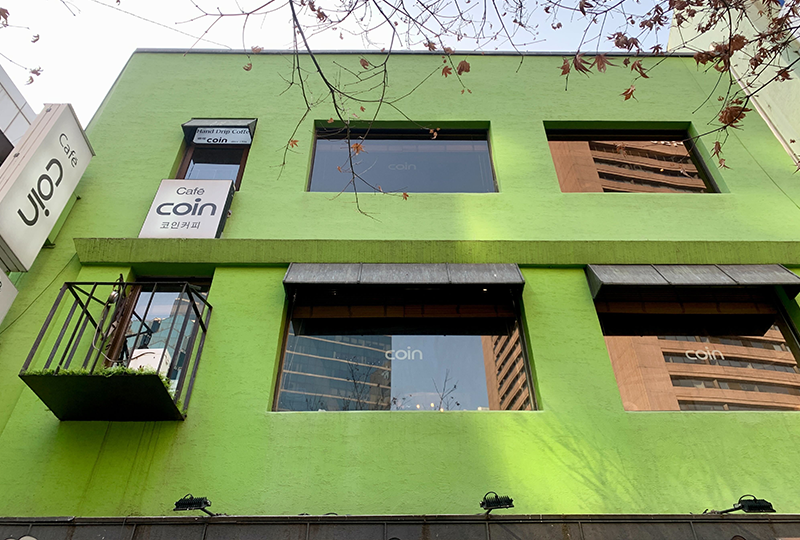 toà nhà màu xanh của Cafe Coin chi nhánh 2, Myeongdong
