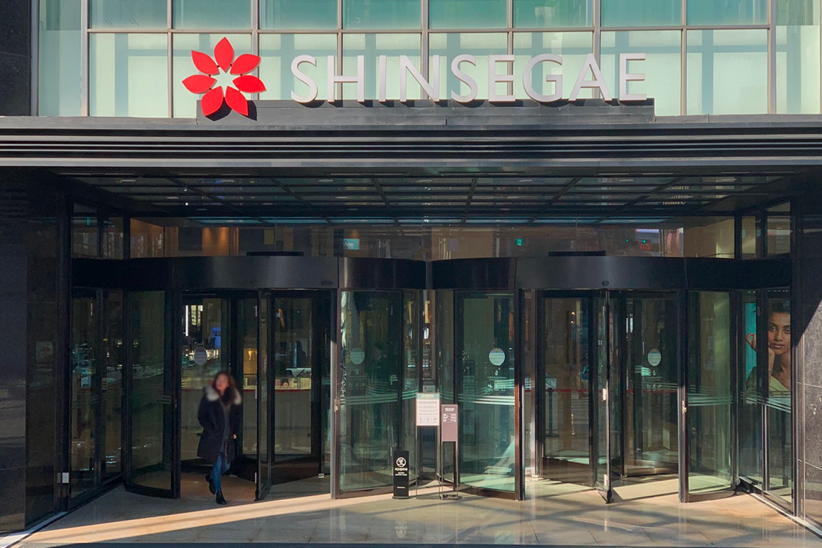 韓際新世界免税店外觀圖片，清晰展示入口和品牌標誌。