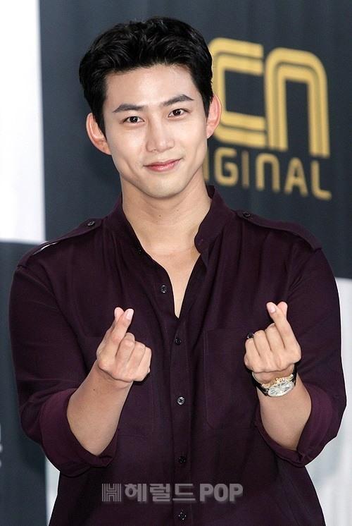 オク・テギョンが登場するOCNドラマ『ブラインド』製作発表会での手ハートジェスチャー