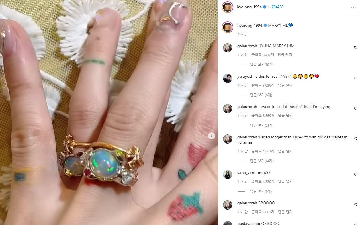 イドンのインスタグラム投稿で、カップルリングをした手のクローズアップ画像。手元にはタトゥーも見える。イドンがヒョナに公開プロポーズした瞬間をキャプチャーした画像。