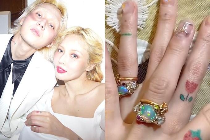 イドンとヒョナがウェディング風の写真で、一緒にオールホワイトの服を着ている。手にはカップルリングが光り、プロポーズを象徴する構図。