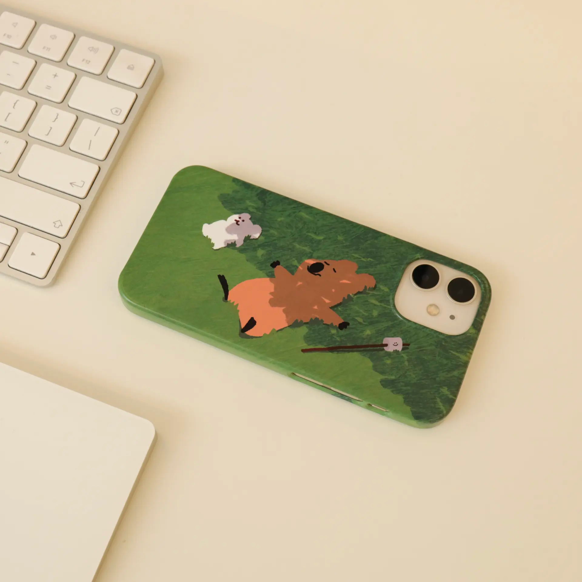 Funda rígida BREEZY de Dinotaeng con ilustración de Quokka somnoliento, reflejo de personalidad relajada y divertida.
