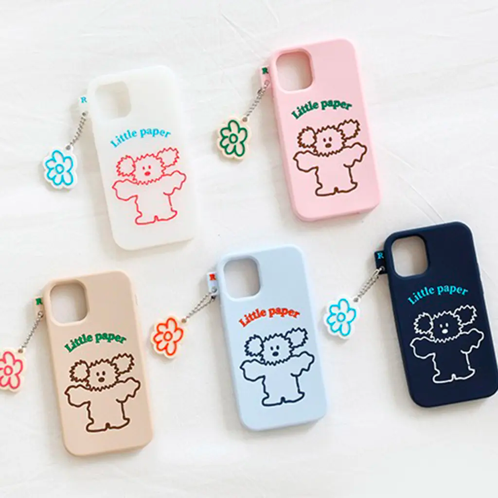 Funda de silicona con ilustración de papel pequeño utilizada por Han So-hee, destacando diseño adorabile y minimalista.