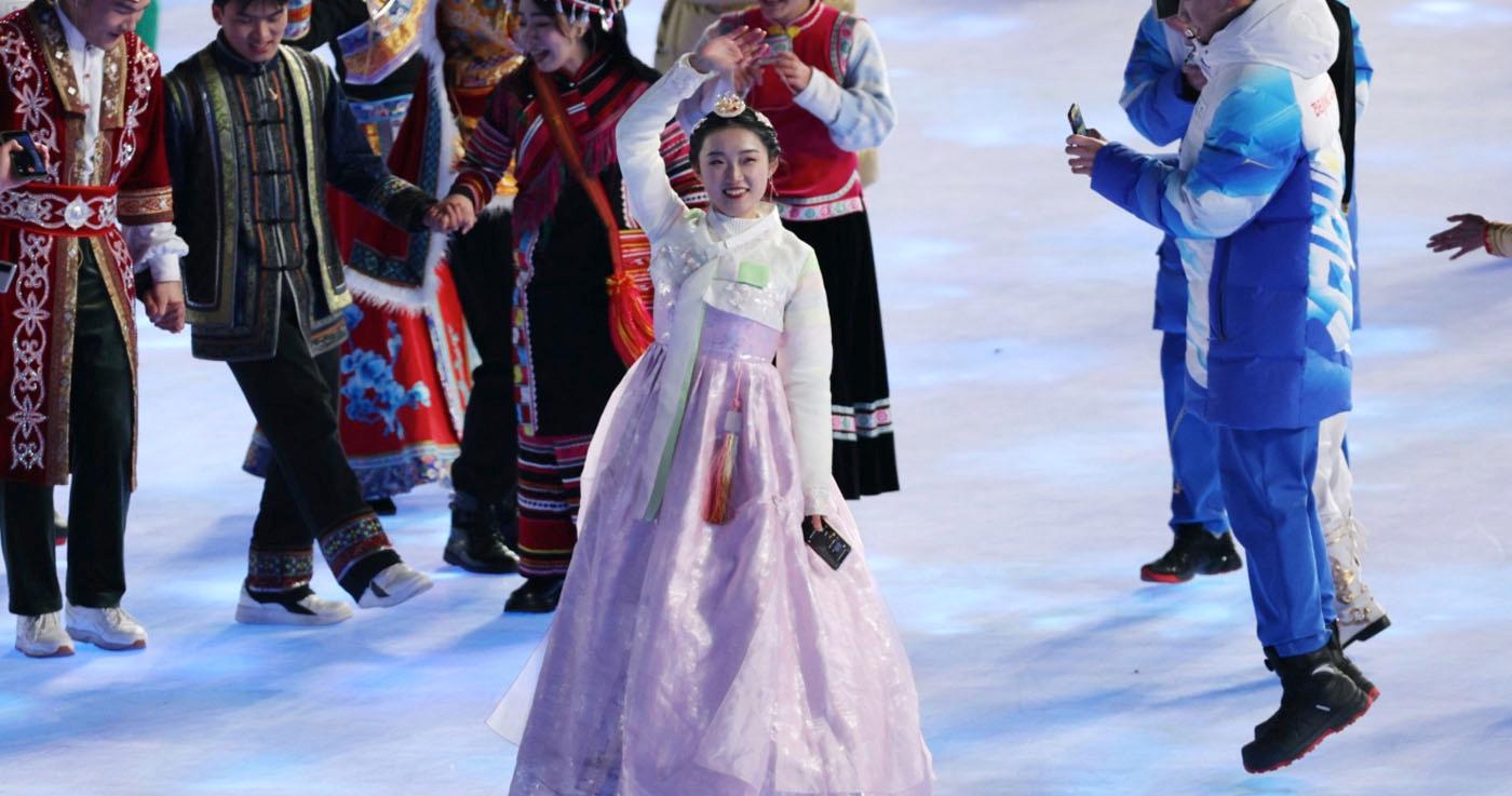 ประเด็นชุดฮันบกจากพิธีเปิดโอลิมปิกฤดูหนาว ปักกิ่ง