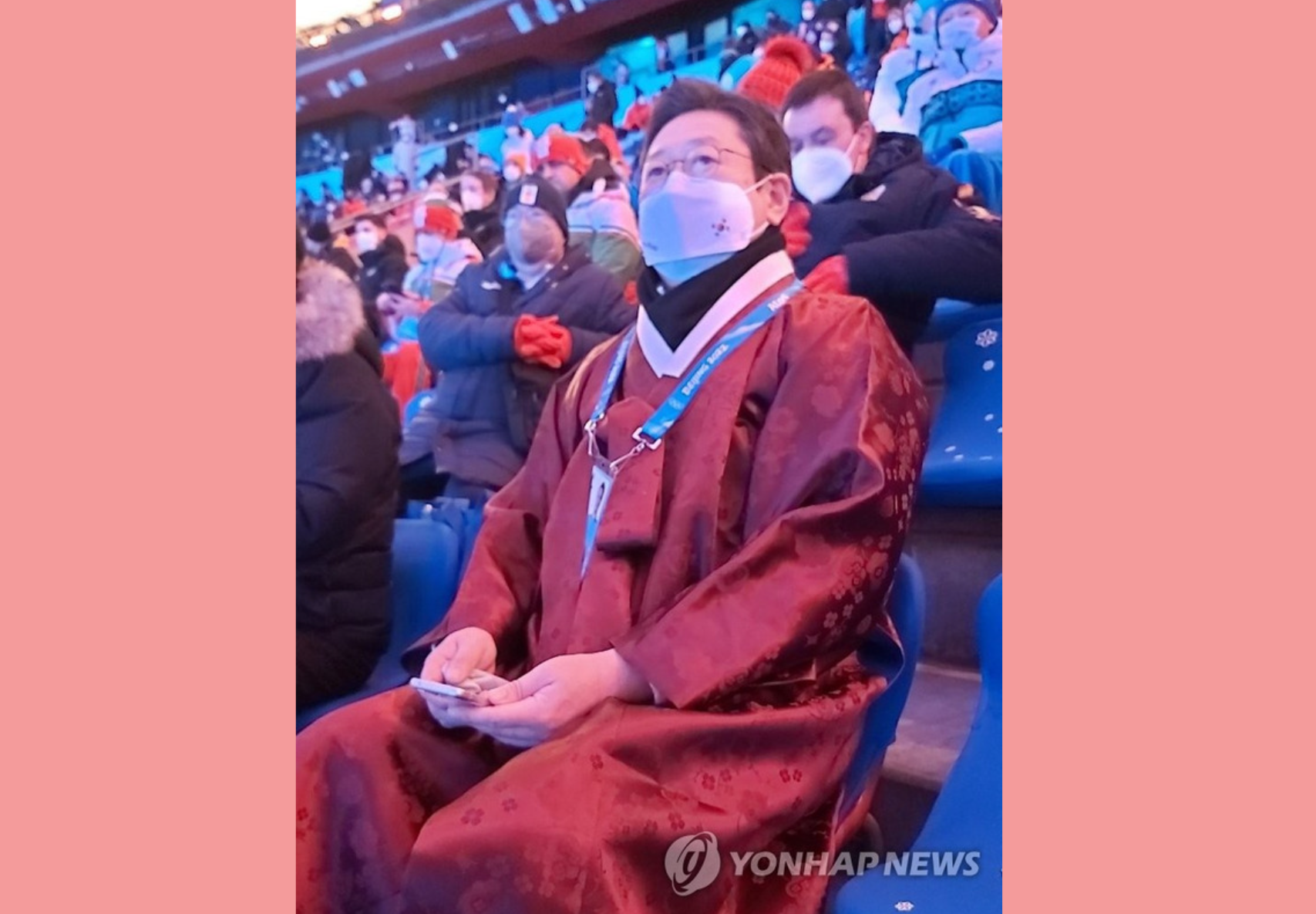 北京オリンピックスタジアムの観客席で韓服を着て座る男性