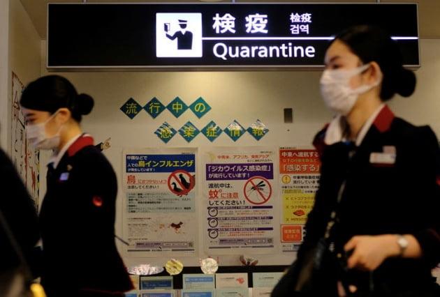 日本空港の検疫ゾーンにて、人々が行き来している様子。