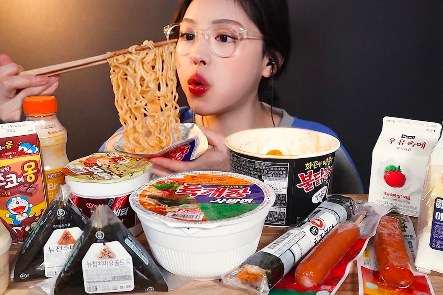 韓国のコンビニで購入した韓国ラーメンや商品が並べられた画像。韓国ラーメンが紹介されています