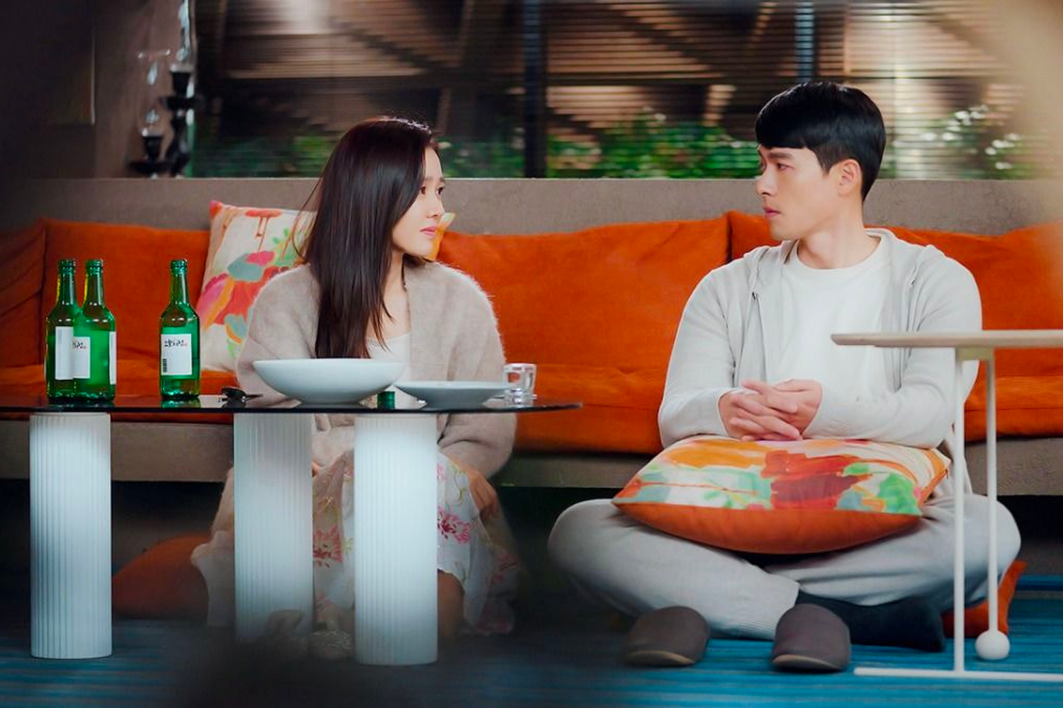 ソジュとマッコリを楽しみながら渡韓ごっこの雰囲気を再現した韓国ドラマのシーンの画像