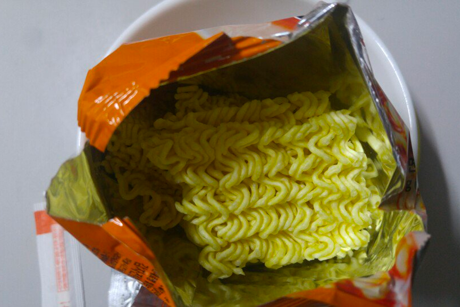 韓国の軍人が行う人気のラーメンの食べ方、뽀글（ポグル）の準備段階を示した画像