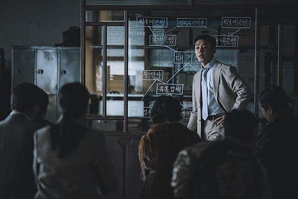 《分秒幣爭》電影片段，因應金融壓力，企業決策情境再現