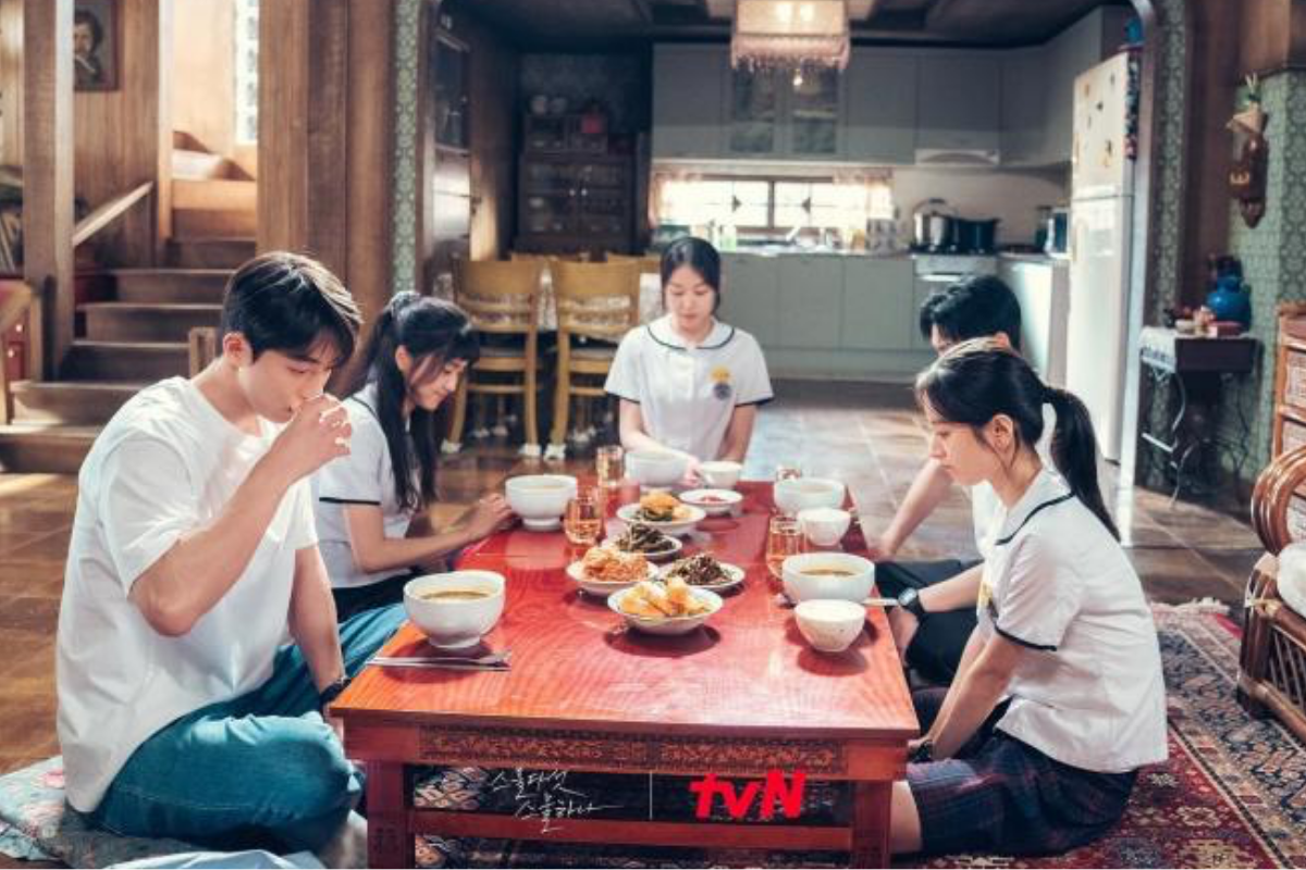 Hai nhân vật chính trong phim 'Tuổi 25, Tuổi 21' đang hưởng thụ cảnh trong một buổi ăn tối tại gia cùng bạn bè.